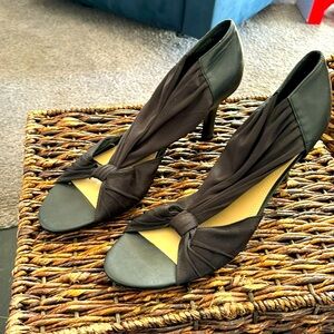 Nine West black like new heels